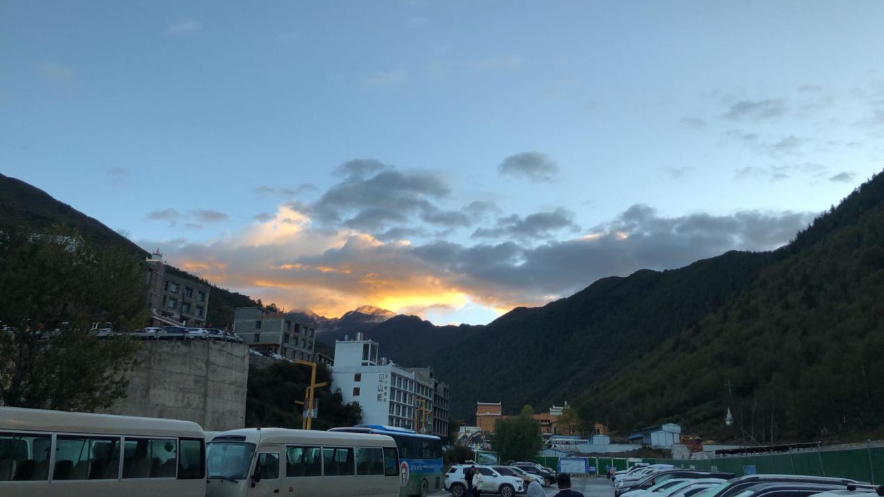 四姑娘山大峰登顶感受,四姑娘山二峰绝望坡有绳索吗