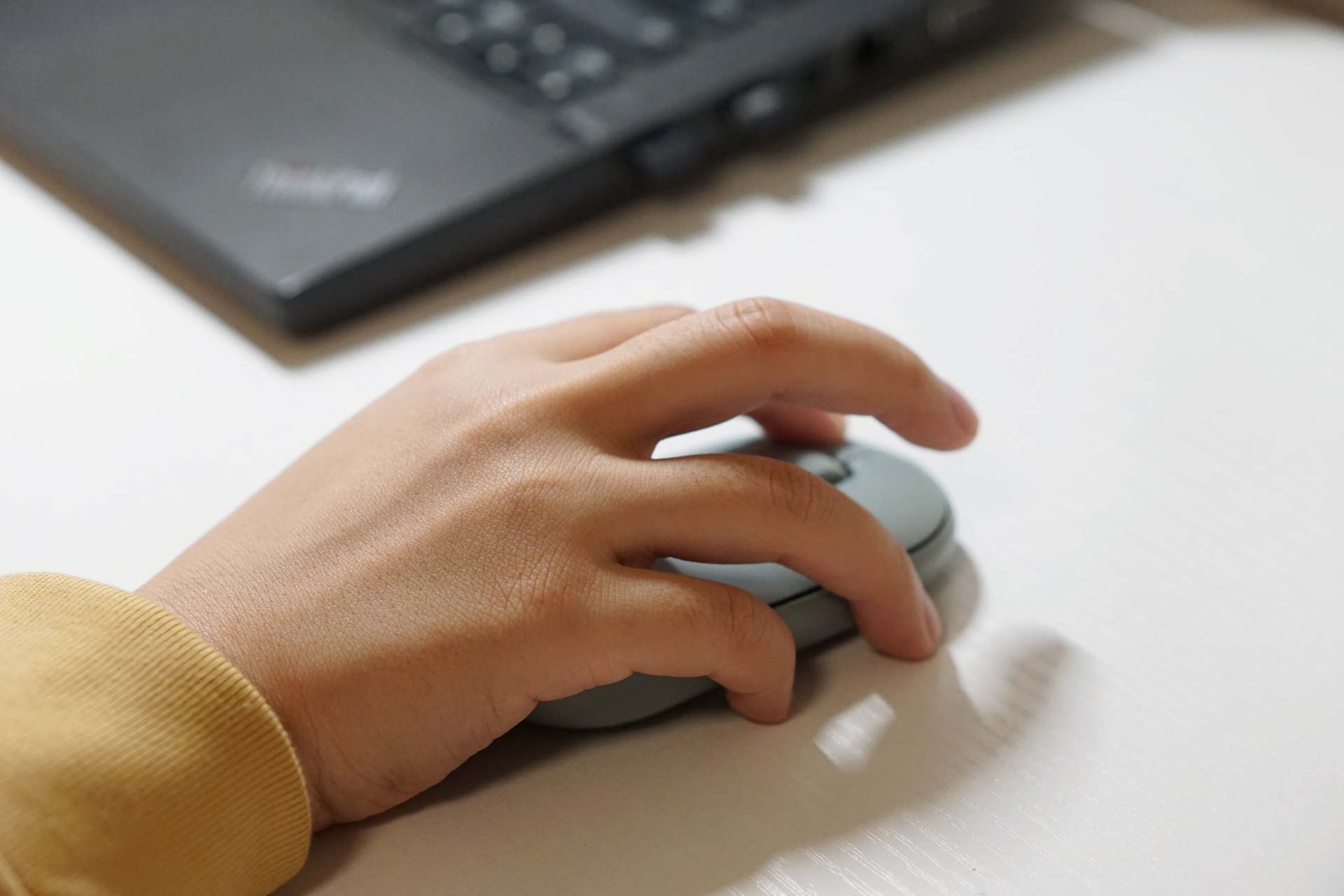 罗技无线鼠标pebble怎么切换蓝牙,罗技鼠标pebble如何连ipad