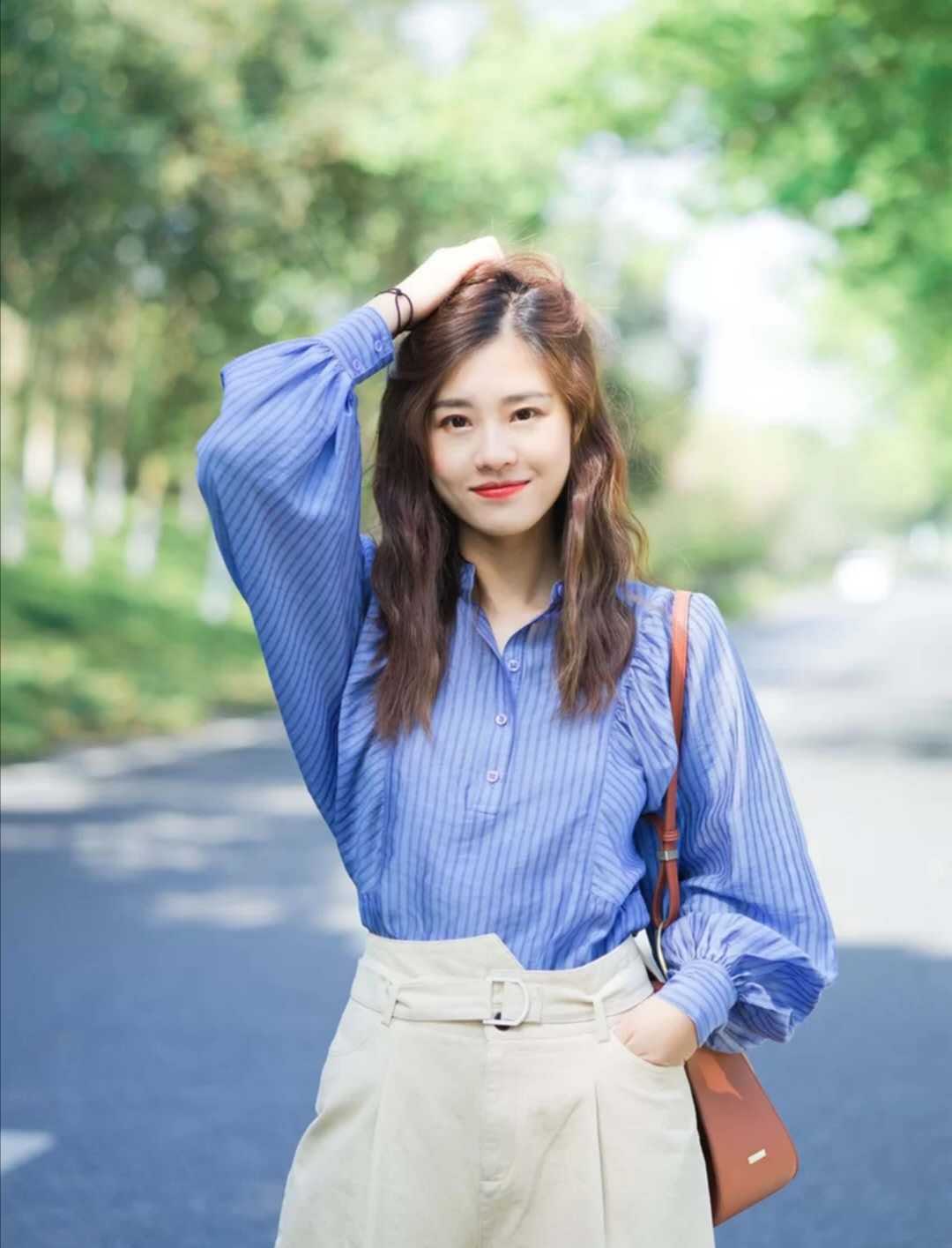 灰色上衣搭配卡其色裤子好看吗,冬季卡其色裤子搭配上衣图片