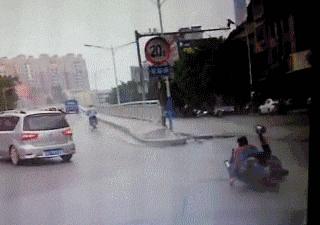 这只鹦鹉一直以为他是一只猴，所以每天都在重复做这个动作