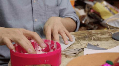 香港阴间设计师：为黄家驹订做电吉他，为张国荣粉丝订做咖啡厅..