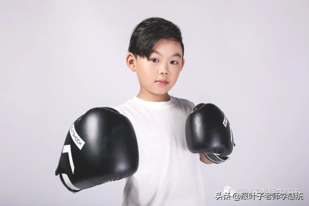 4岁小孩喜欢咬衣服啃指甲,4岁小孩喜欢咬手指甲怎么回事