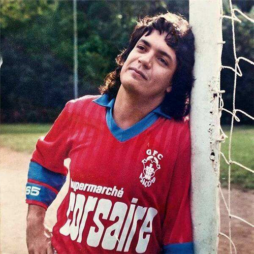 卡洛斯退役后踢弧线球,球王卡洛斯不会踢球