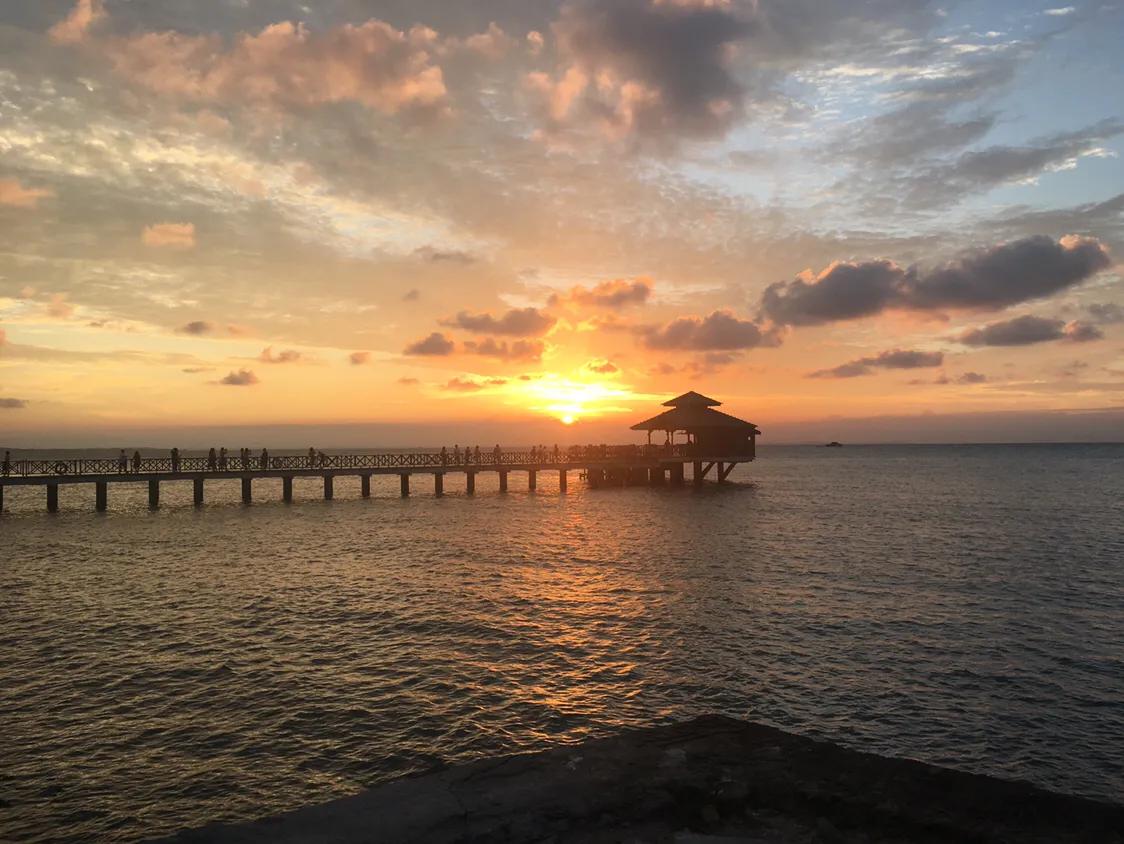 独自走在秋雨中,走在冷风中绵绵细雨