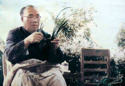 他是红军领袖、“*匪赤**头子”,毛*东泽**说：“朱不能没有毛，毛不能没有朱”