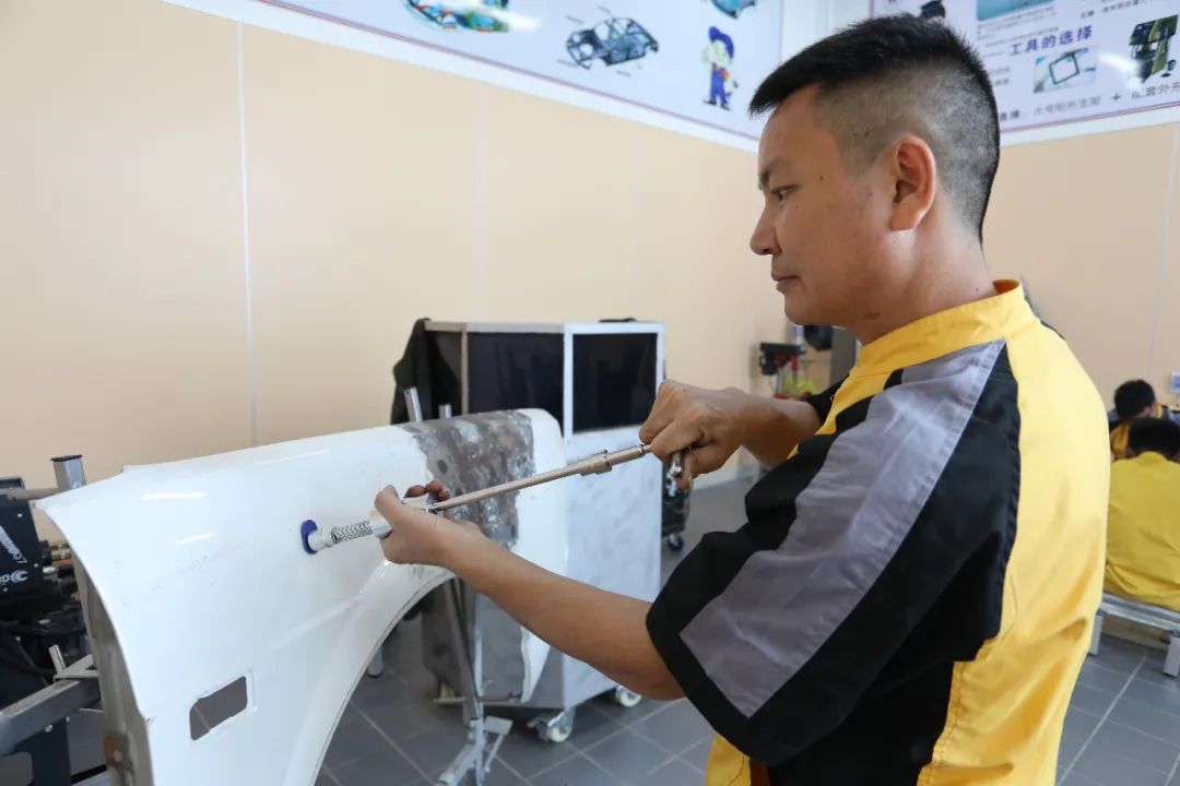 学汽车钣金烤漆怎么样,2021汽车钣金喷漆前景