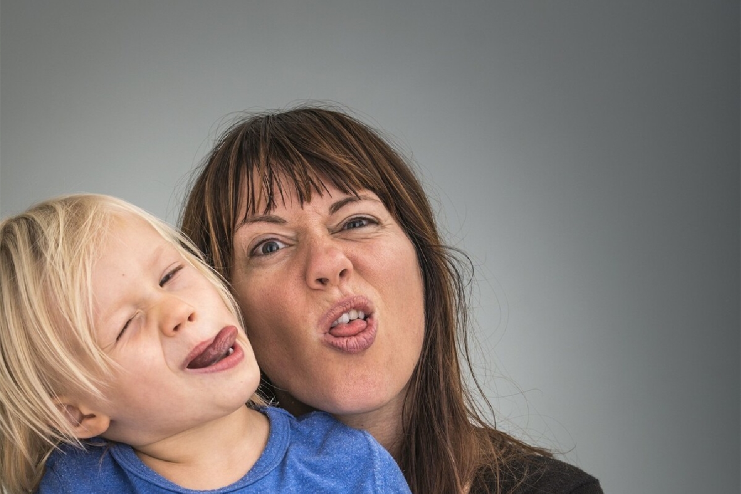 宝宝总往外伸舌头吐口水,宝宝向一侧吐舌头怎么回事