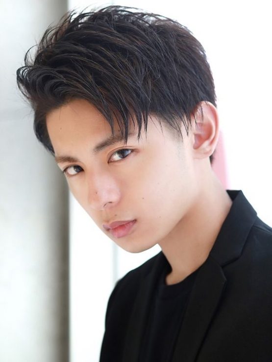 男生发质细软扁塌油腻自然卷发型,男生卷发造型中长发圆脸