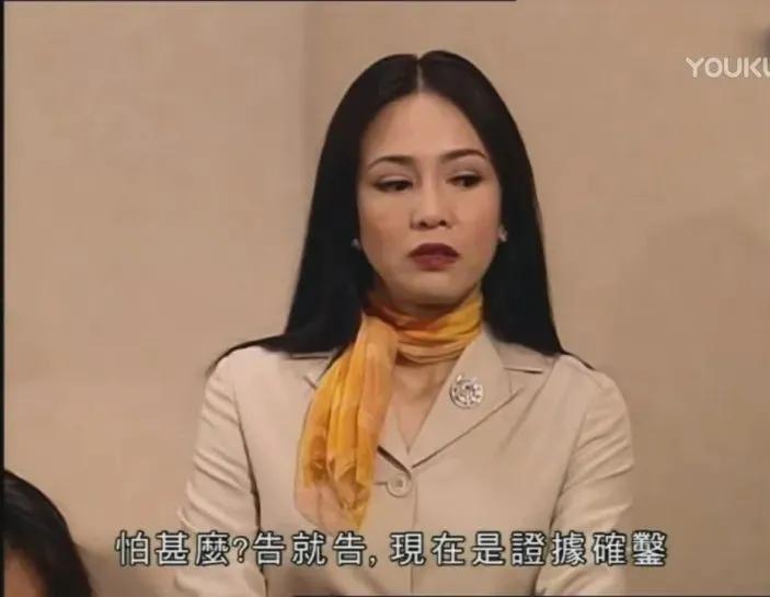 还记得2000年拿下黄子华的中环女律师MissMo穿过什么吗？