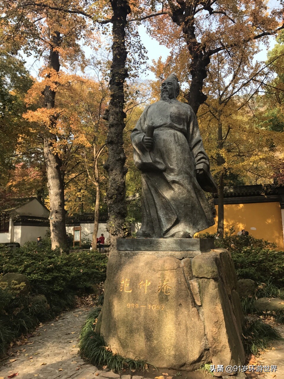 天平山景区位于苏州古城西南，是太湖国家风景名胜区的核心景区