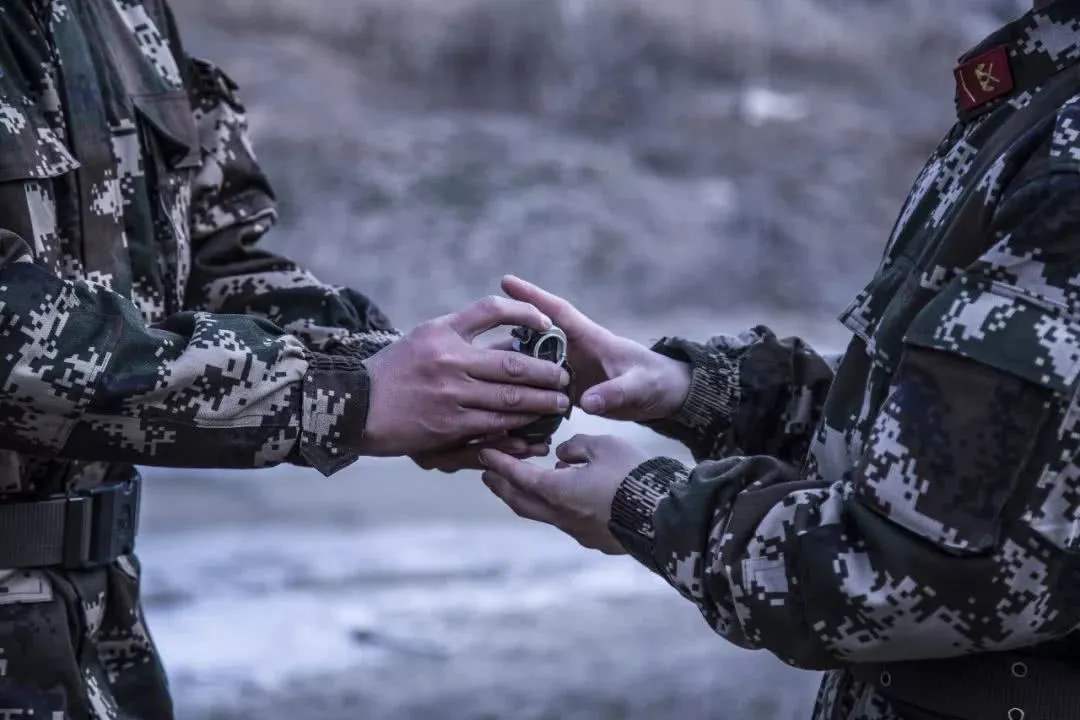 卧倒真的能躲避手榴弹弹片吗,155毫米榴弹卧倒有用吗