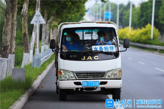 一双伤痕累累布满老茧的手,一双粗糙的手记载着很多酸甜苦辣