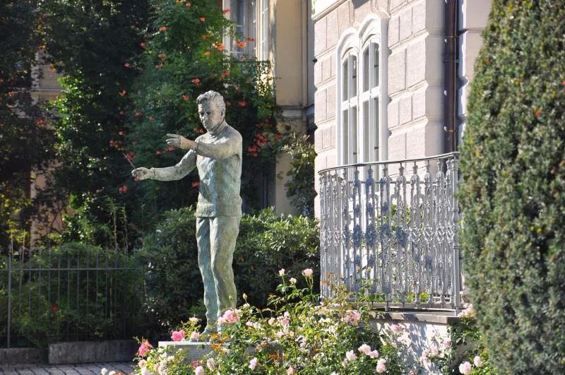 卡拉扬指挥升华之夜,指挥家卡拉扬指挥风格