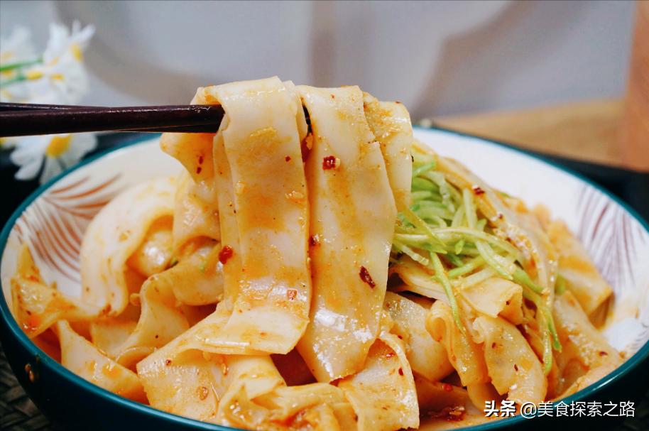 夜市小吃街摆地摊卖什么最赚钱,夜市摆摊做什么成本最低最赚钱