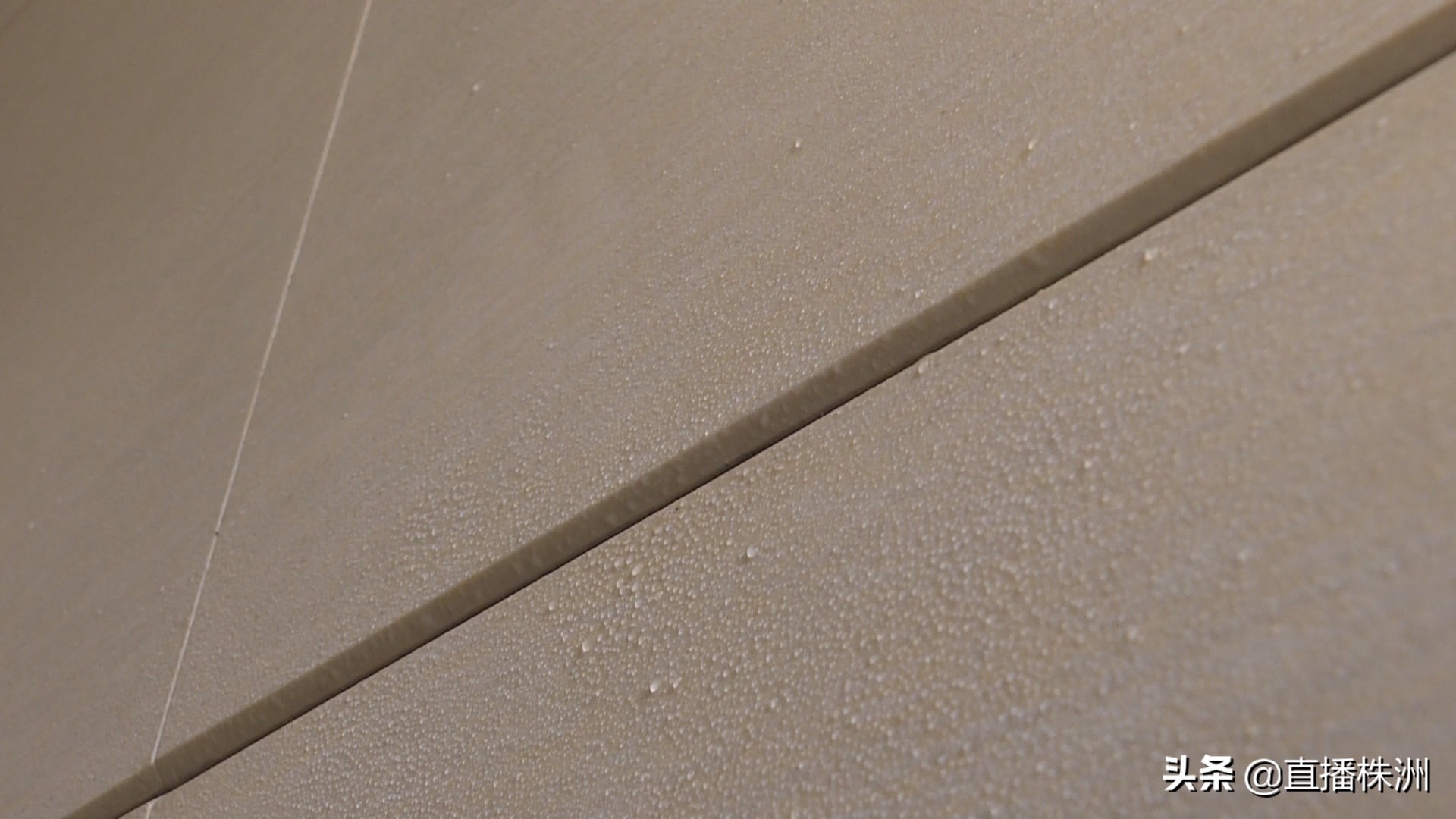 家里回潮是开窗好还是不开窗好,家里回潮怎么办试试这几招