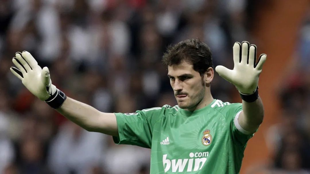 阻挡死神！39岁传奇门神退役真正原因揭晓：C罗梅西送上祝福