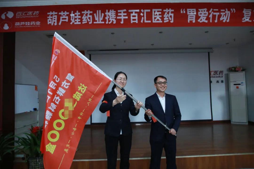 速围观！这一群人大碗喝酒，豪迈摔碗宣誓，是在搞什么大事儿？