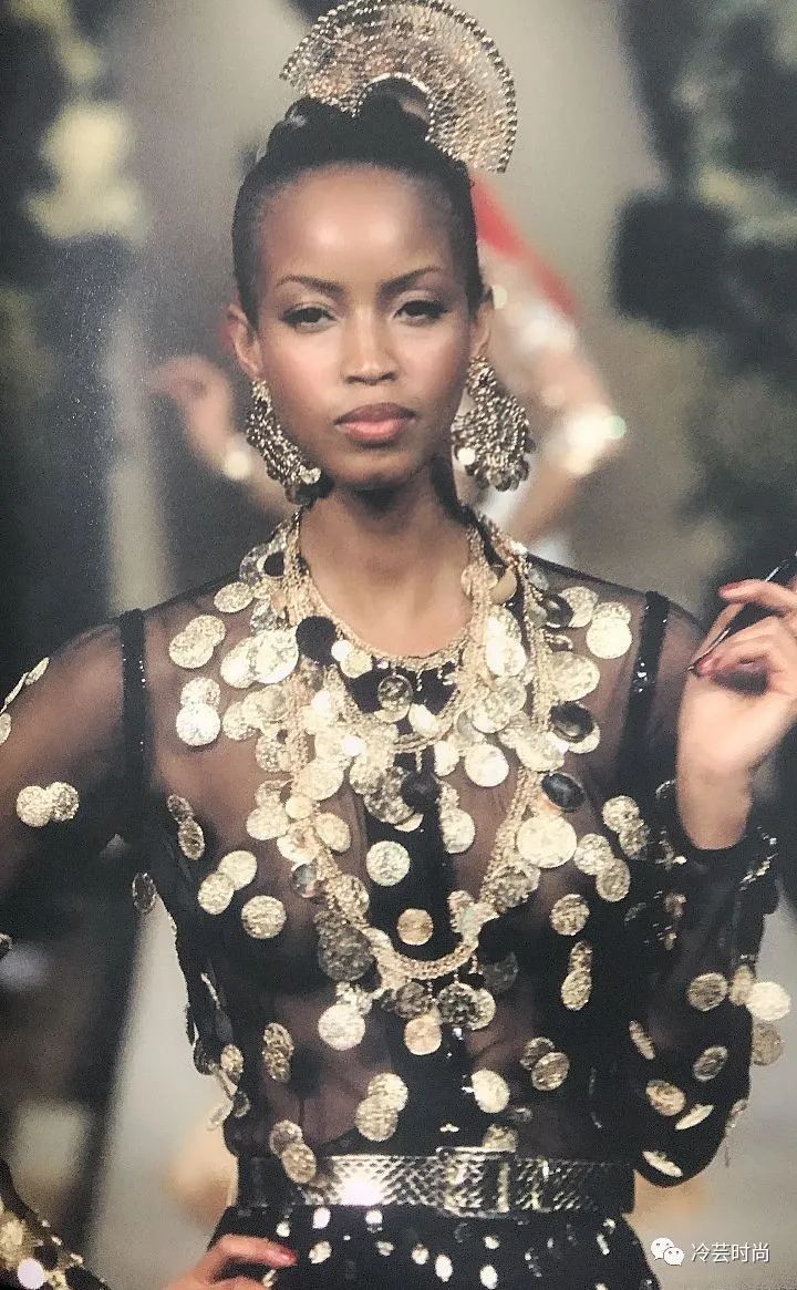 项链的活动扣佩戴方法,项链的佩戴要讲究八大搭配技巧