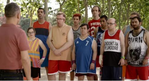 《篮球冠军》被片名毁掉的好片，一支残障球队获得了篮球赛亚军