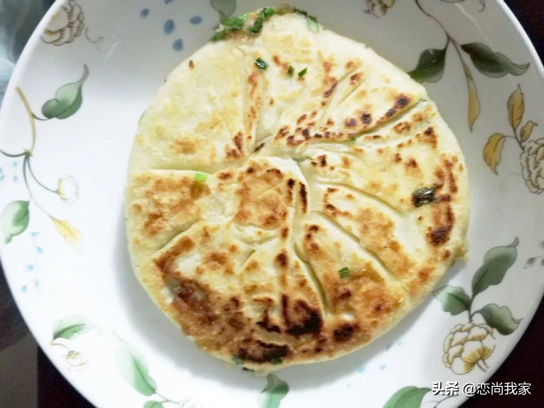 假期和孩子们一起体验生活的乐趣，韭菜馅饼分享啦