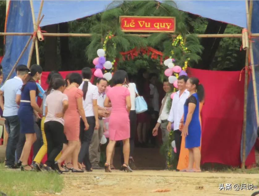 越南老兵重回当年战斗过的洞穴 (越南老兵回忆丛林战争)