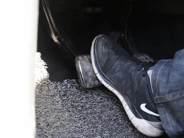 开车刹车突然咯噔一下,启动汽车时刹车踏板下沉怎么回事