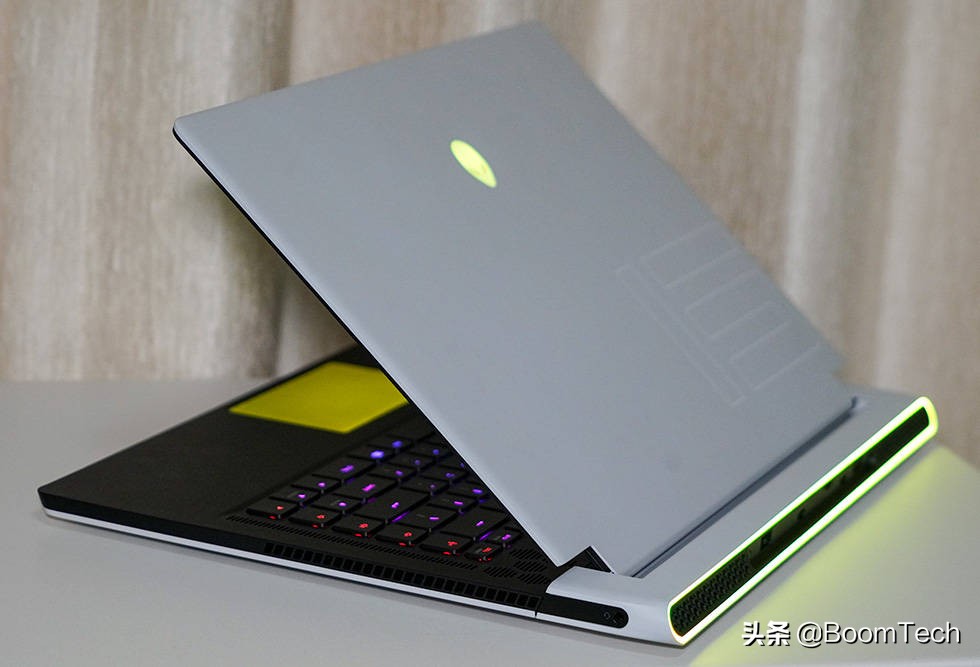 将4只风扇塞入厚度仅有16mm的纤薄游戏本内聊聊Alienwarex15R1