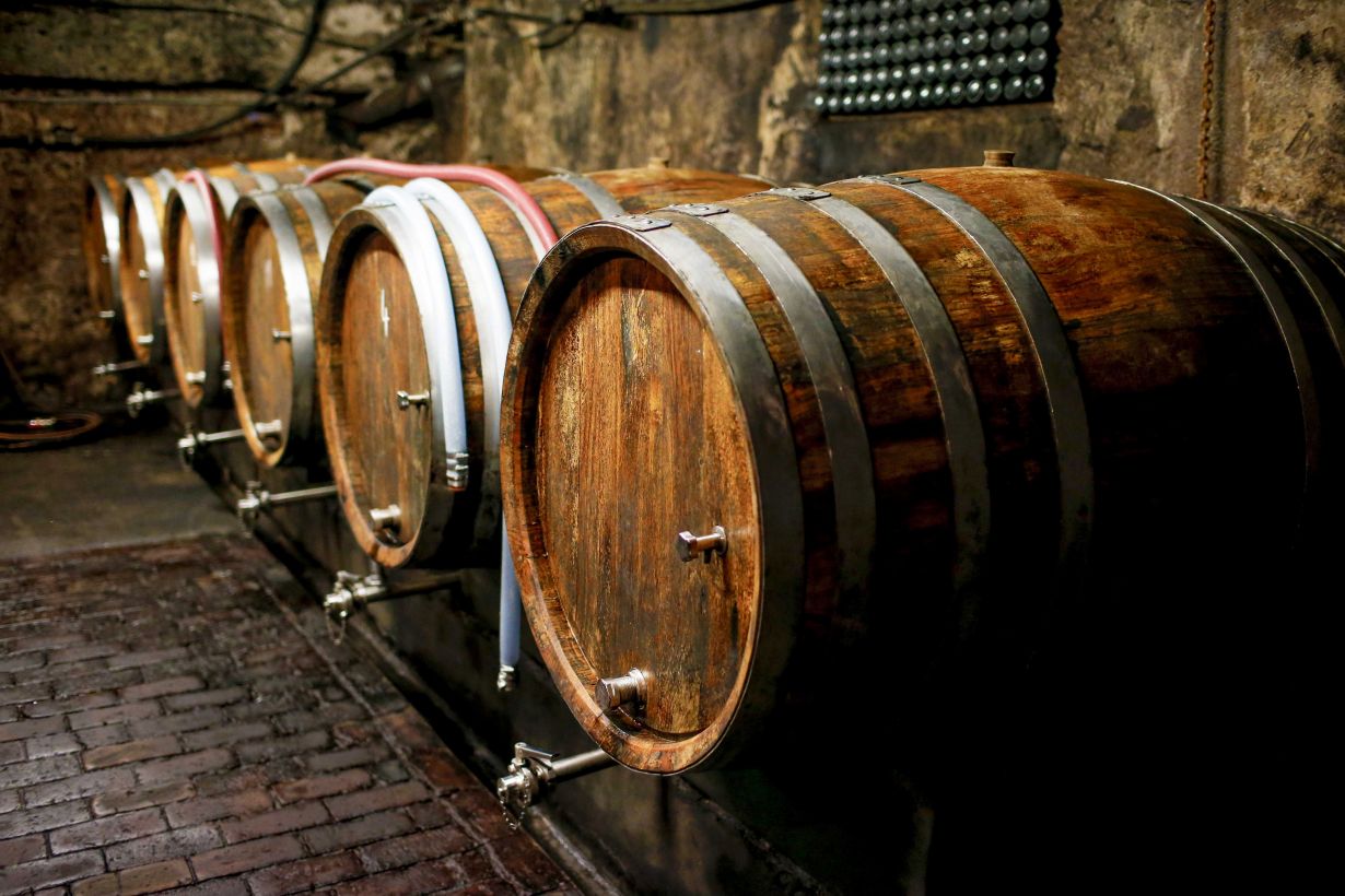 xo酒是什么东西酿造的,xo酒是红酒吗