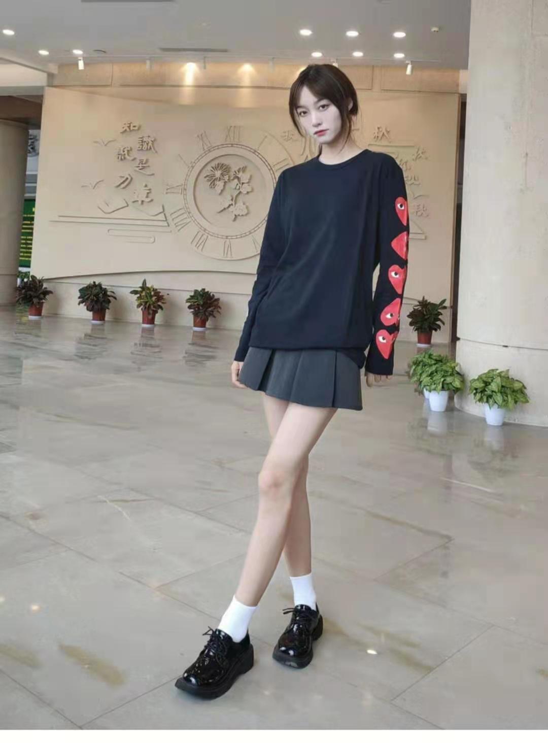 秋天的时髦搭配有卫衣就够了,百搭卫衣普通单品穿出轻松时髦感