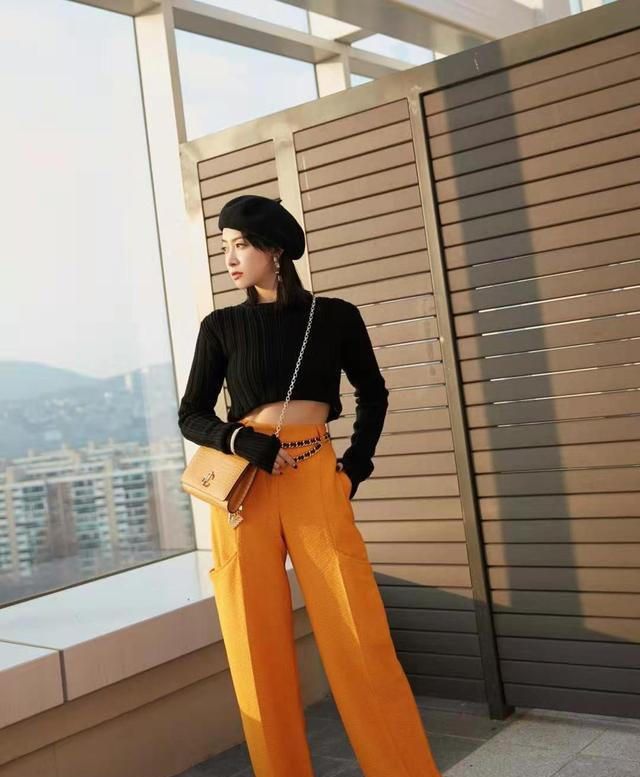 宋茜又解锁了新穿搭,宋茜一袭珍珠白束腰长裙出席活动