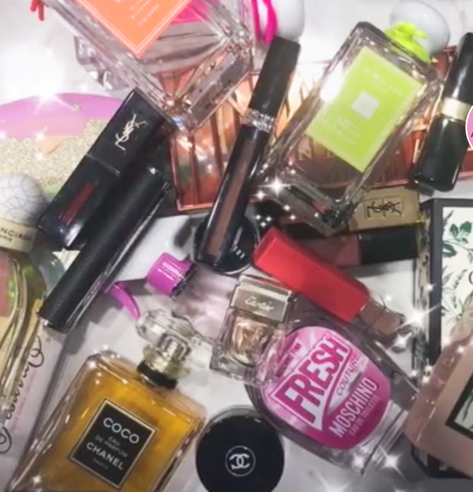 李嫣抖音最近很火的视频,李嫣在社交账号上晒了一组照片