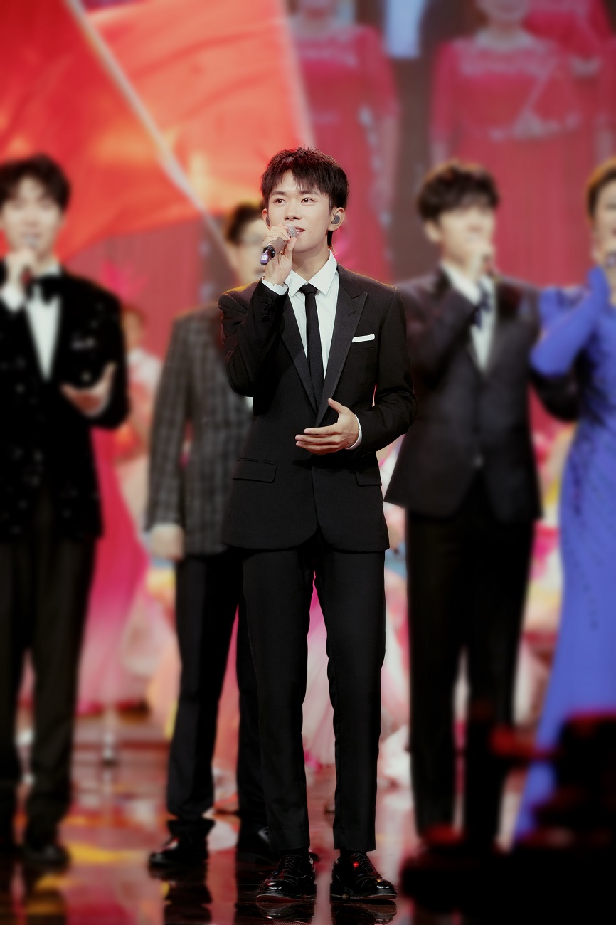 易烊千玺iadoreyou封面,易烊千玺演唱会adoreyou