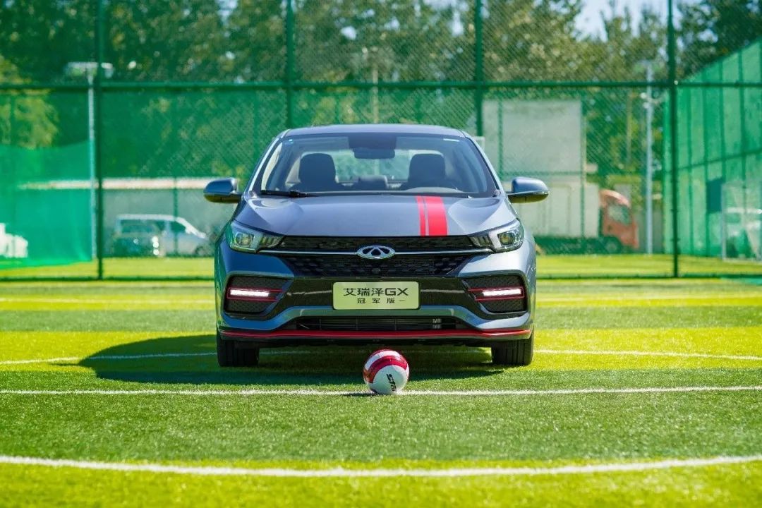 在足球场上如何跟对面的人交流,在足球认识很多朋友