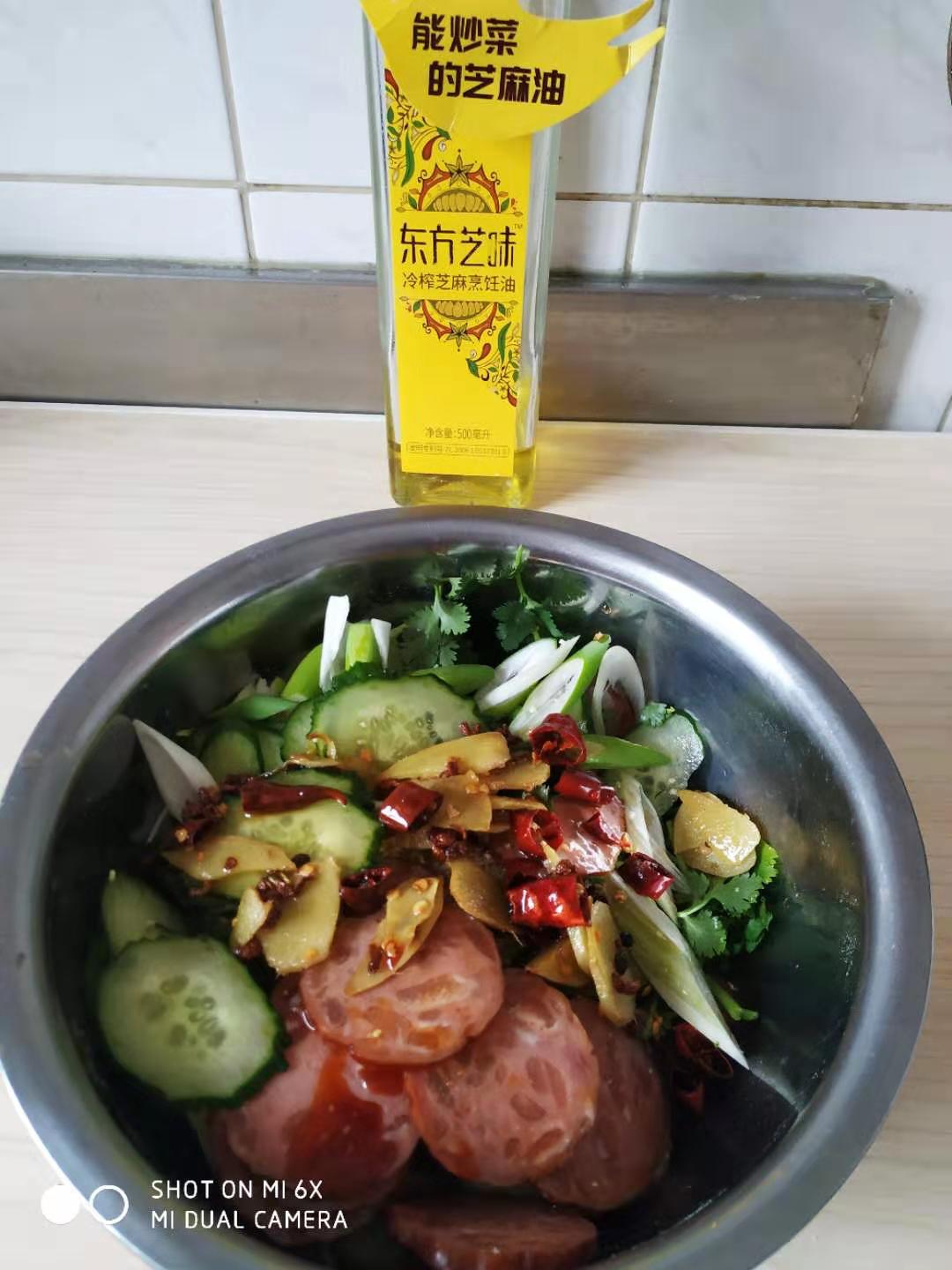 凉拌火腿肠金针菇干豆腐,凉拌火腿肠年夜饭飘香