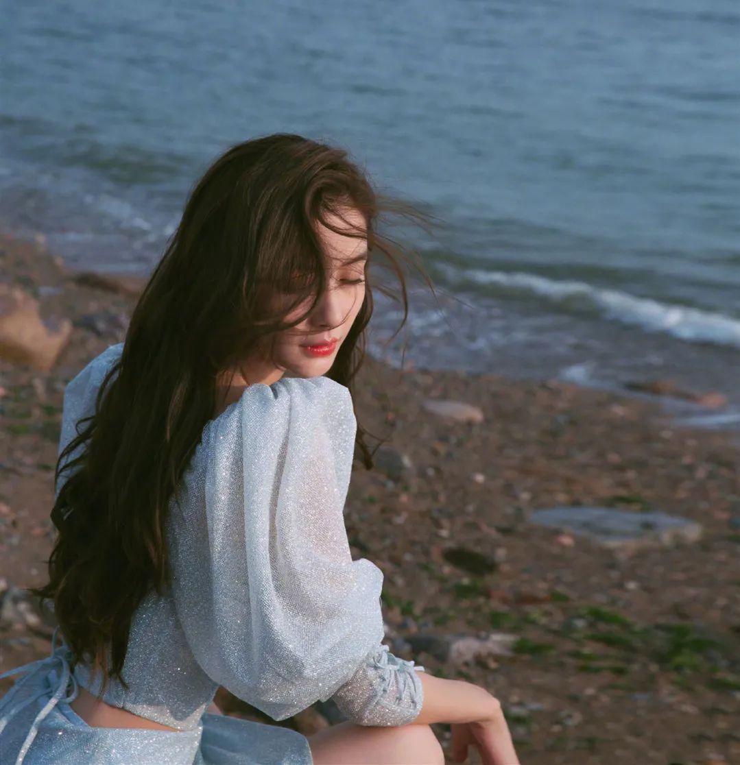 肩膀又宽又厚应该如何有效改善,肩膀又宽又厚的女生怎样穿衣搭配