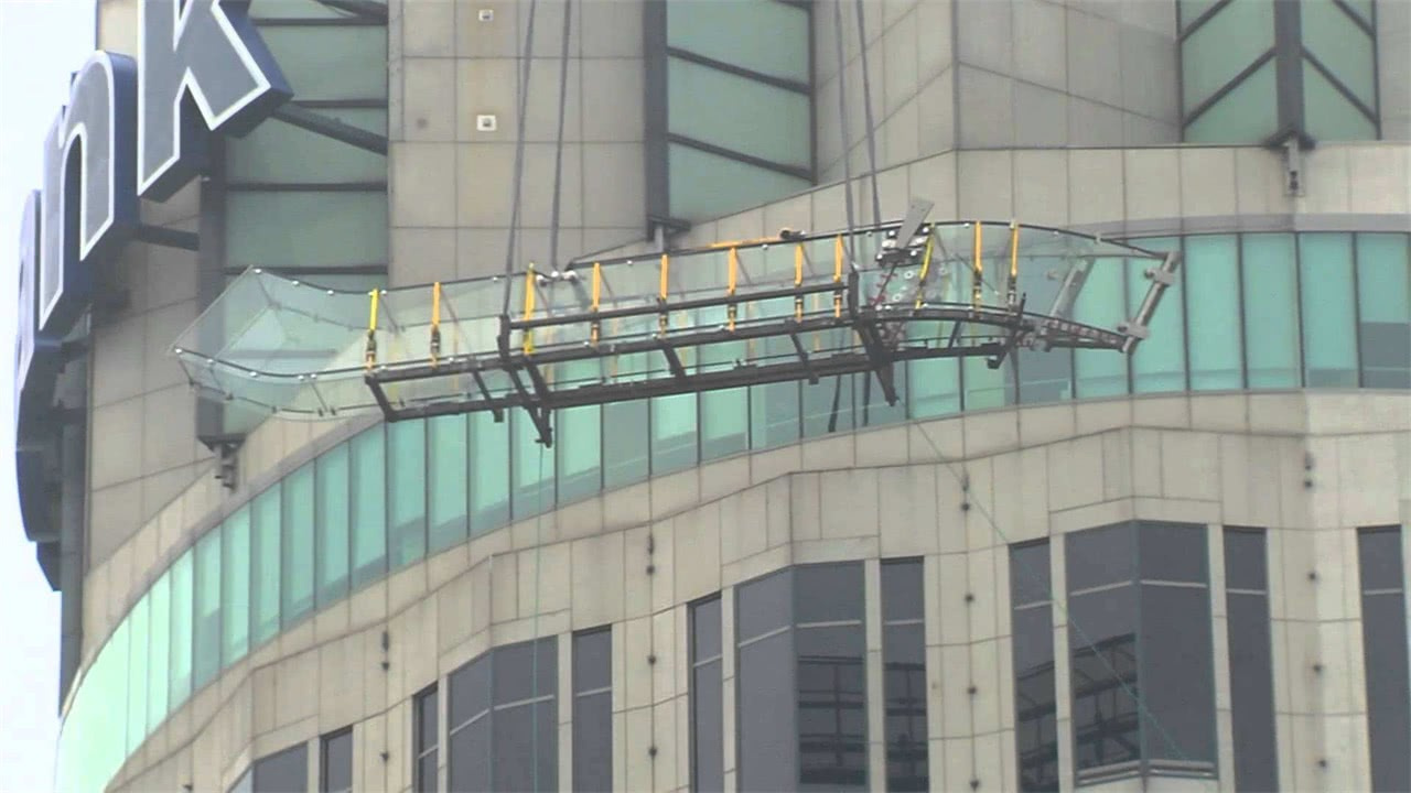 能让人吓到尖叫的滑梯,70层楼的透明滑梯有多吓人