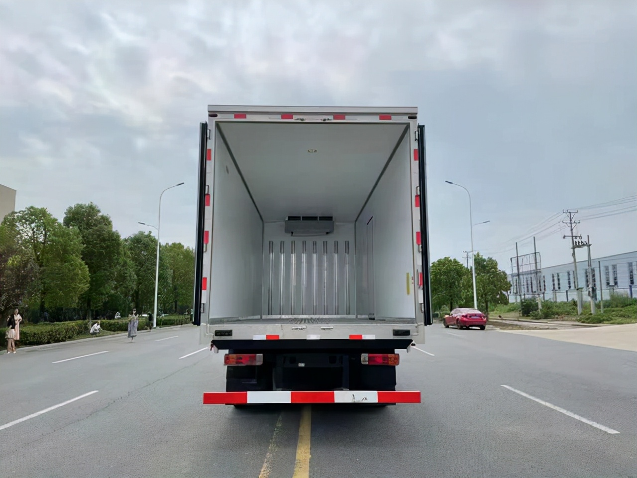 解放j6g6.8米冷藏车加什么油,解放j6l7米4冷藏车国6