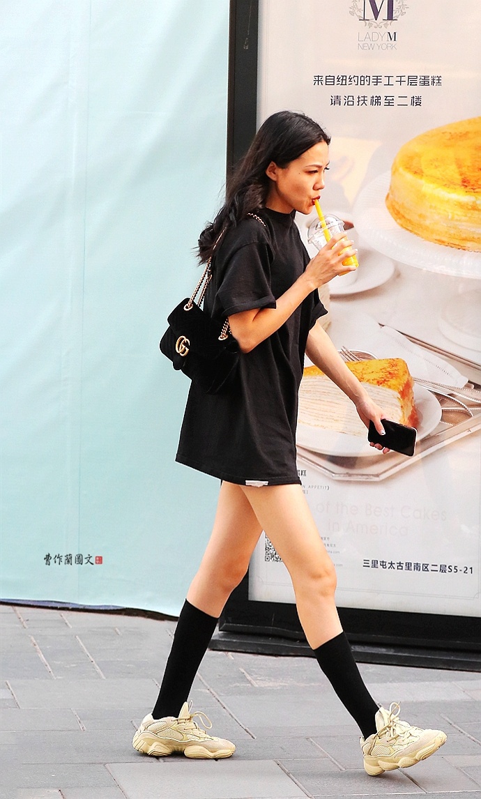 街拍真实打底袜配靴子,细跟长筒靴美女街拍