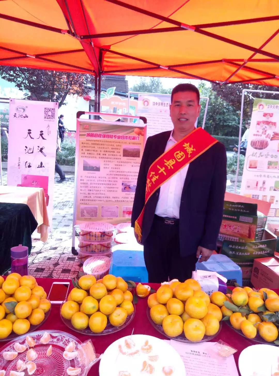 从果农到经纪人，这个城固村民，把城固柑桔卖到国外去了