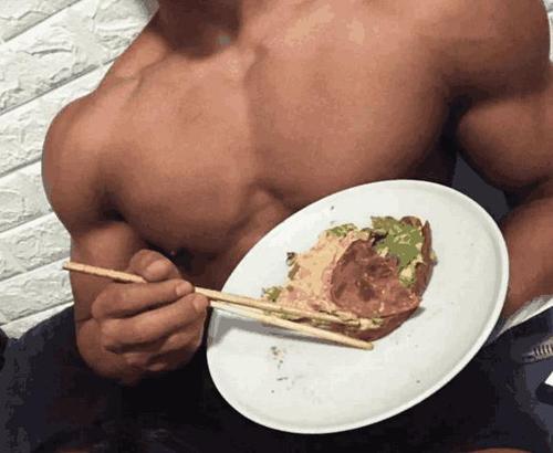 健身时候吃蛋粉好还是不吃好 (健身蛋白粉和保健蛋粉有什么区别)