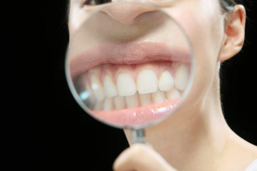 花2万美牙被骗，她一口好牙被打磨剩三分之一，变“怪物”？