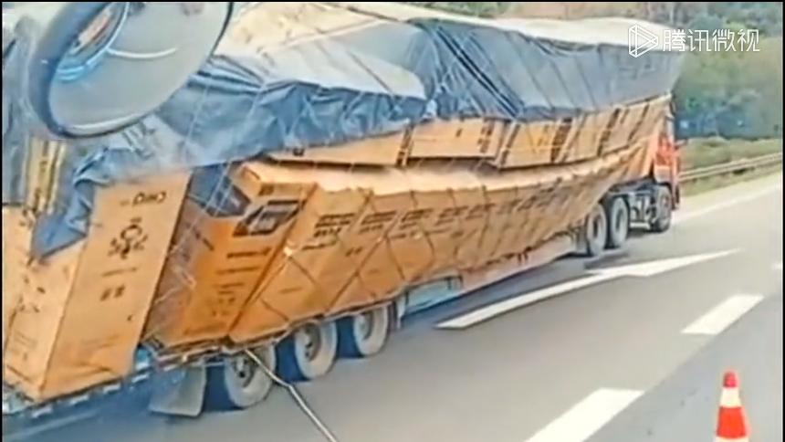 大件车拉多件物品上高速,厢式小货车拉西瓜