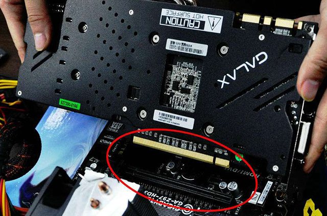 显卡花屏打游戏花屏,电脑显卡花了是怎么回事