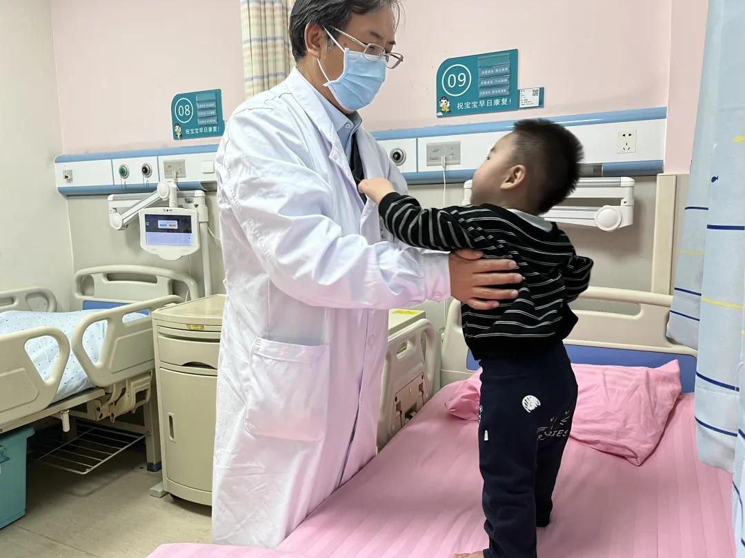 孩子两岁半被诊断重度自闭症,一两岁的小孩得自闭症前兆