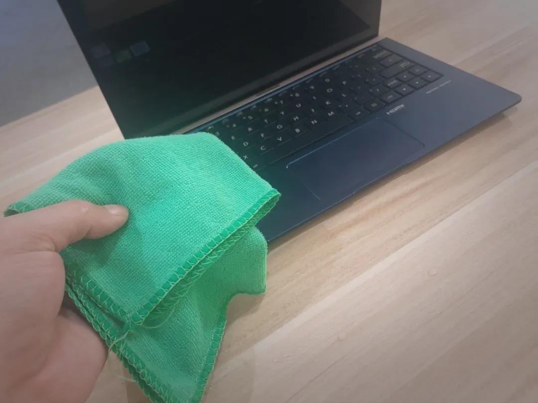 笔记本不小心进水了过一会黑屏了,笔记本进水屏幕不亮解决方法