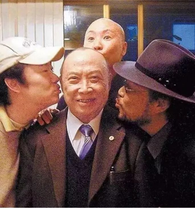 64岁费玉清告别歌坛，现场泪奔，万望珍重