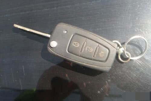 汽车钥匙忘车里开锁小窍门,汽车钥匙忘带了怎么锁车