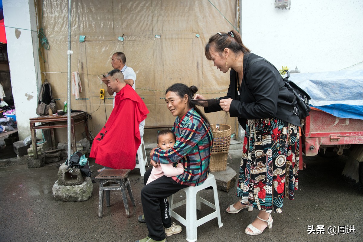 乡村老人一头蓄了十多年的长发，几十元钱就卖给了收购头发的贩子
