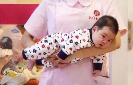 2-3月宝宝一到晚上就哭闹怎么回事,2-3个月宝宝晚上哭闹不止的原因