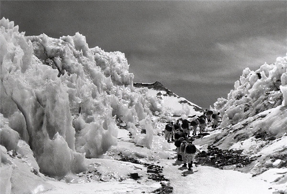 珠穆朗玛峰峰顶是属于哪个国家,珠穆朗玛峰峰顶现在是多少米